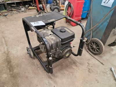 un petit moteur posé sur un chariot dans un garage