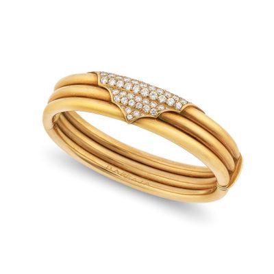 un ensemble composé d'une bague en or et de diamants