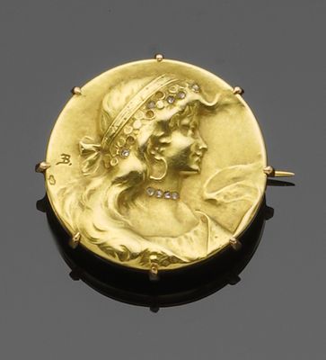 une broche en or sertie de diamants représentant une femme