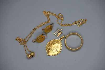 plusieurs bijoux en or, dont une bague, un collier et une bague