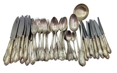 beaucoup de cuillères en argent et de cuillères sur la table