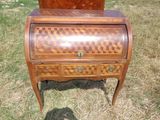 un petit bureau en bois surmonté d'un tiroir