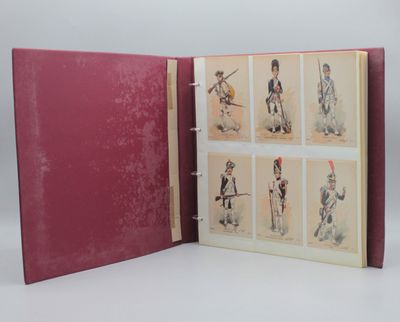 le livre est ouvert pour montrer des photos de soldats en uniforme
