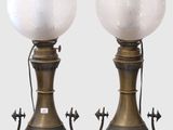 paire de lampes anciennes en laiton et en verre, ornées de croix sur leurs socles