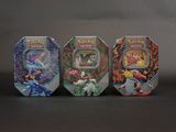 Quatre types différents de boîtes Pokémon sont alignées les unes à côté des autres.