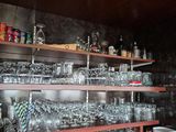 un bar avec beaucoup de verres sur les étagères