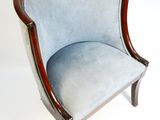 une image représentant une chaise dont l'assise est recouverte de tissu bleu