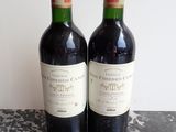 deux bouteilles de vin posées sur une table l'une à côté de l'autre