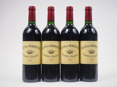 trois bouteilles de vin rouge posées l'une à côté de l'autre sur une surface blanche