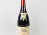 une bouteille de vin posée sur une table