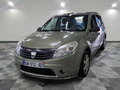la photo d'une petite voiture garée dans un garage