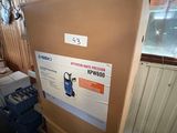 une boîte en carton posée sur un carton