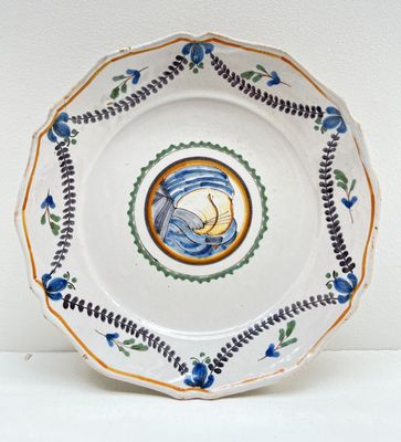 une assiette blanche avec l'image d'un poisson dessus