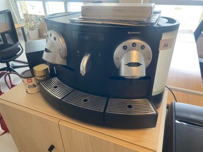une machine à café posée sur une table en bois