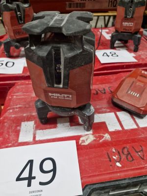 de nombreux outils différents sont exposés et proposés à la vente dans le magasin