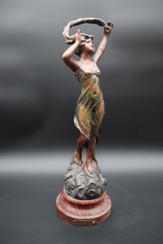 Statue en régule représentant une jeune femme au foulard intitulé...