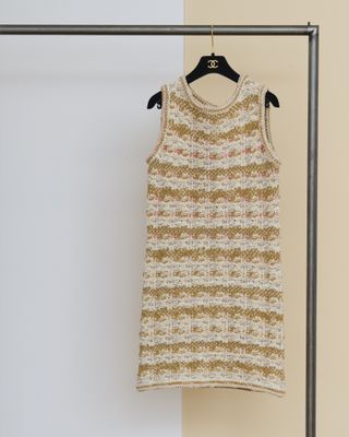 un débardeur en tricot suspendu à un portant dans une pièce