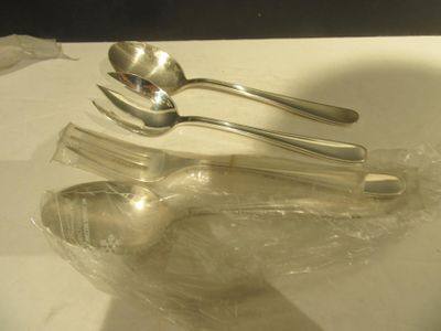 trois cuillères et deux cuillères dans un sac en plastique