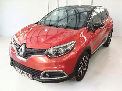 Une voiture rouge est garée dans une pièce blanche.