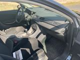 l'intérieur d'une voiture, la portière ouverte et le siège relevé