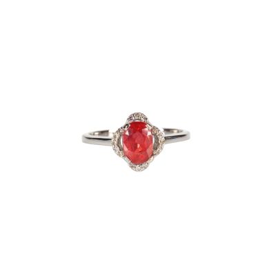 un gros plan d'une bague sertie d'un rubis en forme de cœur