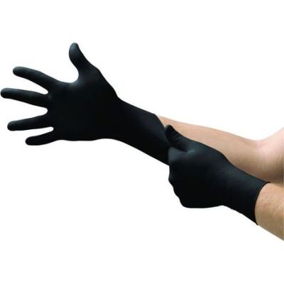 un homme portant un gant noir et tenant un gant noir