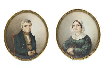 deux portraits d'un homme et d'une femme sont présentés dans un cadre en or