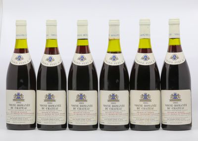 six bouteilles de vin sont alignées sur une surface blanche