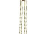 gros plan d'un collier de perles sur fond blanc