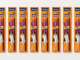 lot de quatre bâtonnets de bœuf pour chiens, posés sur une surface blanche