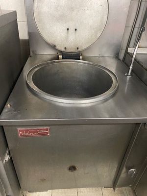 un évier au milieu d'une cuisine équipée d'un meuble en métal