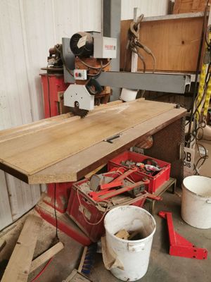 une photo d'un établi dans un garage avec des outils