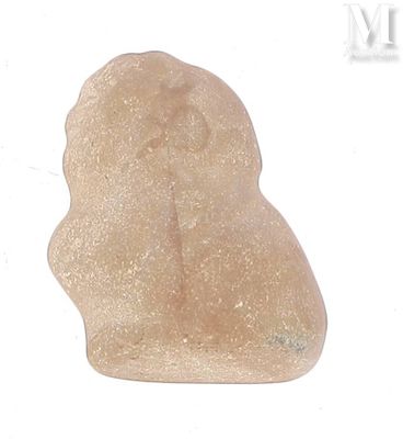 une statue en pierre représentant une femme sur fond blanc