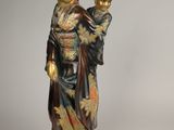 statue représentant une femme tenant un enfant et une lampe posées sur une table