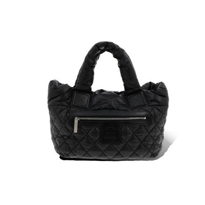 sac fourre-tout matelassé noir sur fond blanc