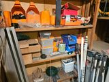 de nombreux outils sur les étagères du garage