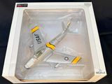 la boîte est ouverte pour montrer la maquette d'un avion