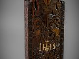 une image représentant une plaque en bois sur laquelle figurent un oiseau et une croix