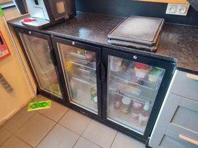 VENDU SUR DESIGNATION. 1 comptoir boissons réfrigéré 3 porte… - Photo 1