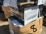 une pile de boîtes empilées les unes sur les autres
