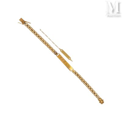 gros plan d'un bracelet en or sur fond blanc