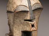 un gros plan d'un masque en bois orné d'une étoile