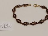 gros plan d'un bracelet sur une surface blanche avec une étiquette de prix