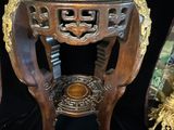 une table en bois sur laquelle se trouve un miroir