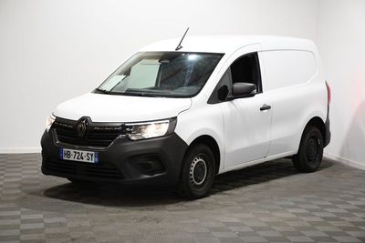 la photo d'une camionnette blanche garée dans une pièce