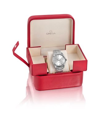 une image représentant une boîte rouge contenant une montre