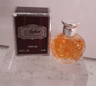 une photo d'un flacon de parfum posé sur un comptoir