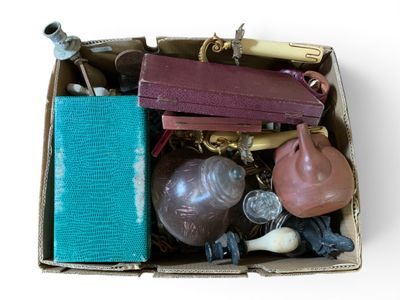 une boîte en carton remplie d'objets divers posée sur une surface blanche