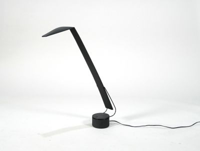 une image représentant une lampe noire sur fond blanc