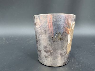 une coupe en argent posée sur une table